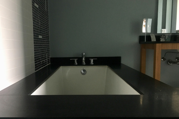 modern-bathroom-YTJCVYX-600x400 Modern rectangular bathroom