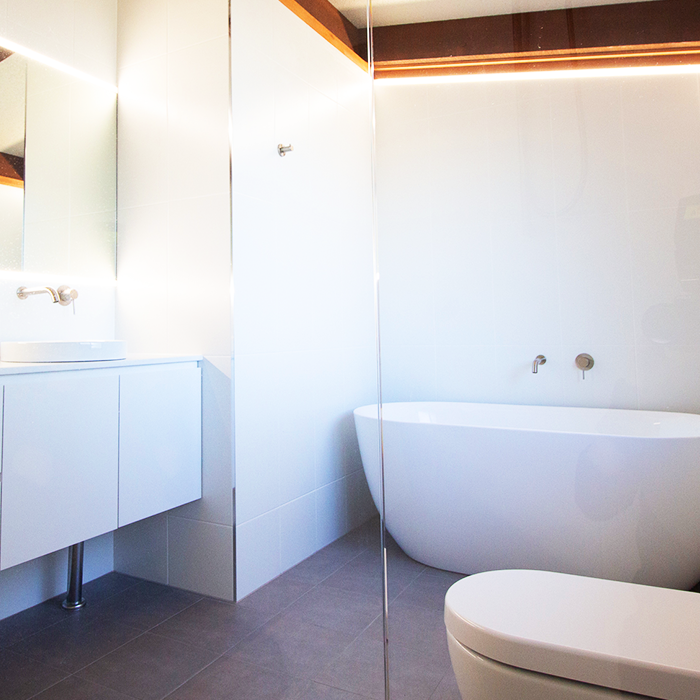 Image 1a_Bathroom Renovations-700x700 White bathroom with standing bathtub