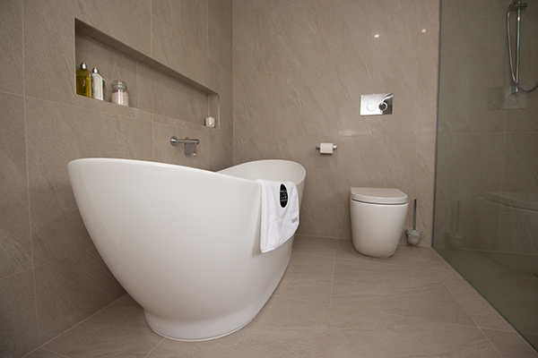 Kerry Waramanga-600x400 Horizontally stacked stone tiled bathroom
