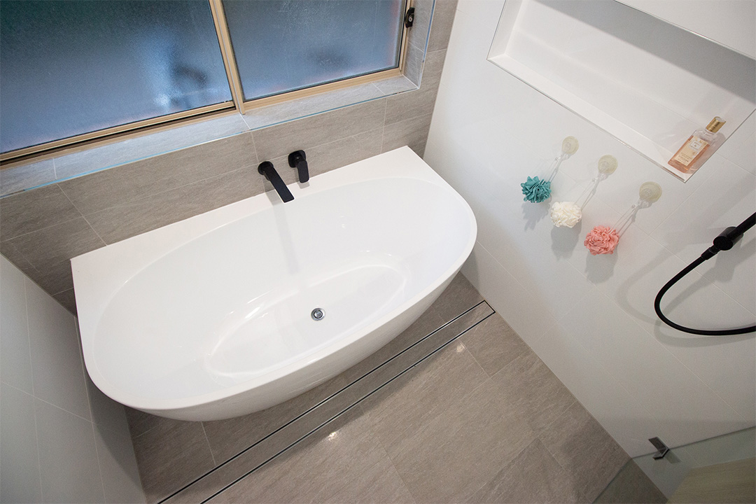 IMG_5747-1080 Bathtub on stone tiles